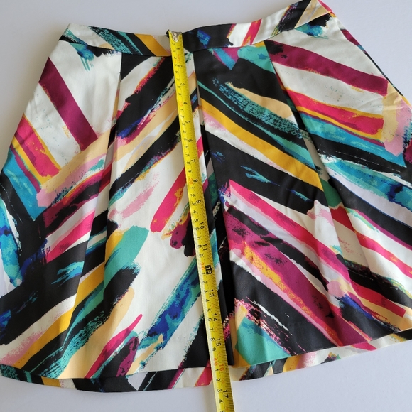 Pleated Mini Skirt with Pockets! - Picture 5 of 10